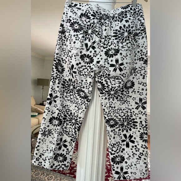 Calvin Klein Jeans. Women’s black and white floral print cotton Capri size 10 - Picture 2 of 5